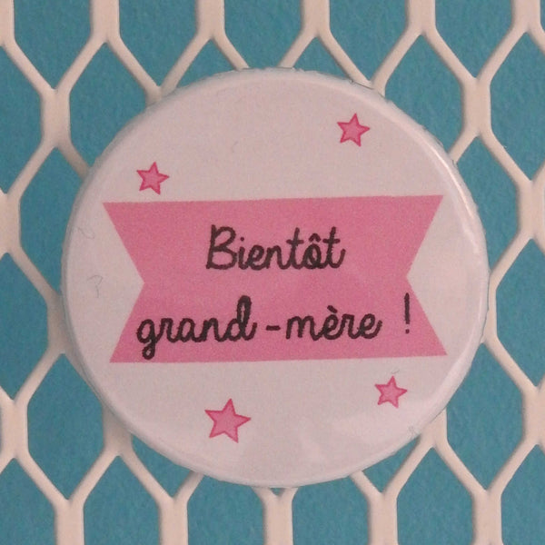 Badge & Co "Bientôt Grand-Mère bannière et étoiles"