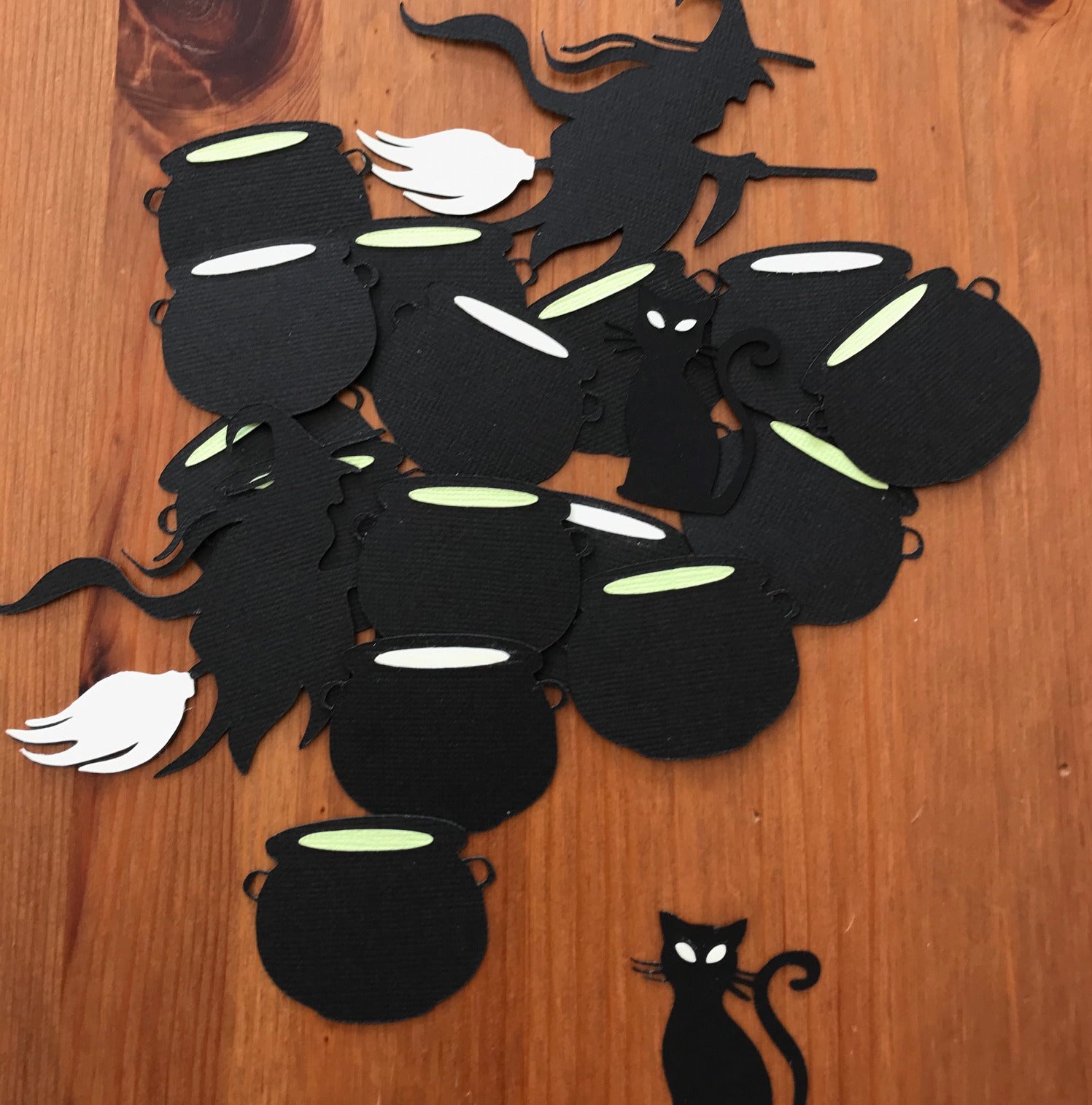 Découpes "Sorcières, chaudrons et chats noirs"